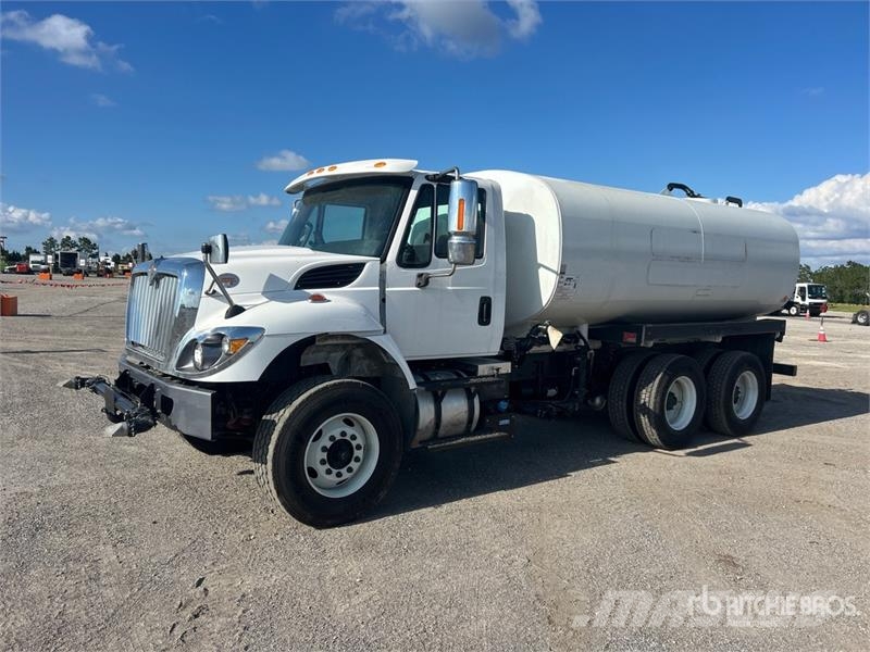 International HV607 4000 gal 6x4 Water Truck 水罐车