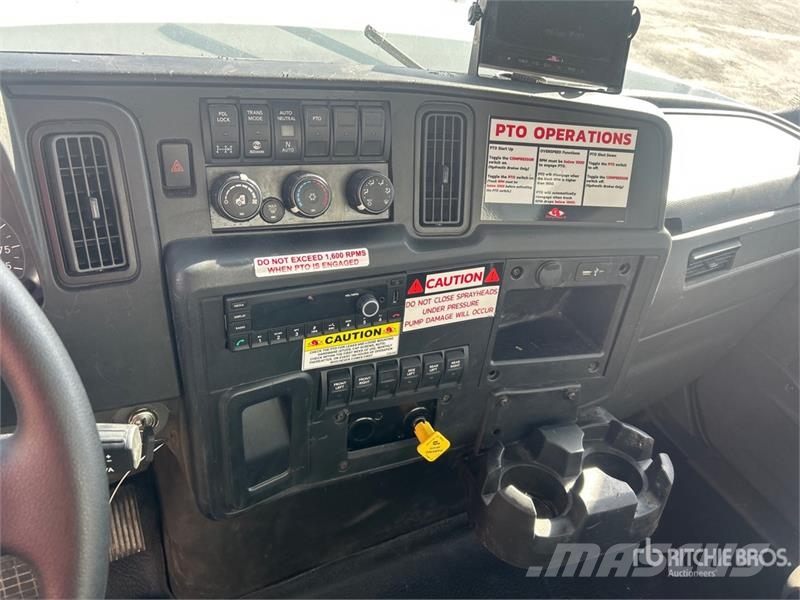 International HV607 4000 gal 6x4 Water Truck 水罐车