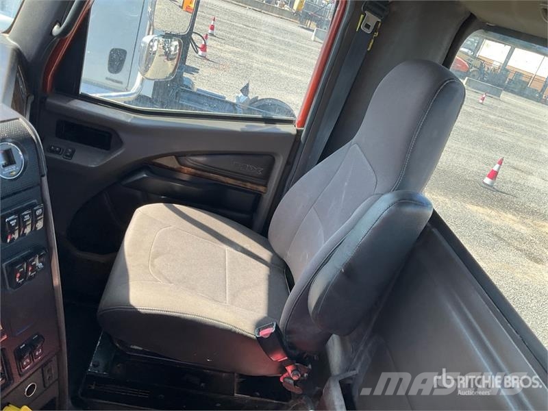 International HX520 6x4 T/A Day Cab Truck Tractor Vilcēji