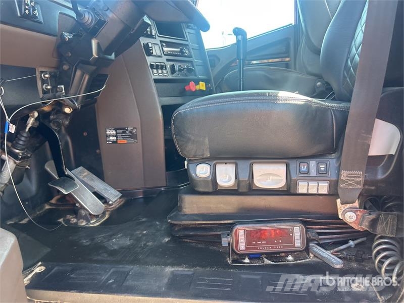 International HX520 8x4 Tri/A Day Cab Truck Tractor Tractor Units