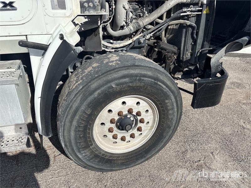 International HX615 6x4 Roll-Off Truck Komunalni kamioni