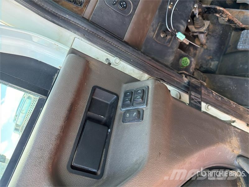 International HX620 6x4 T/A Day Cab Truck Tractor Vlačilci