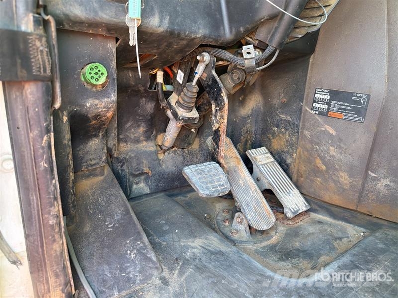 International HX620 6x4 T/A Day Cab Truck Tractor Vlačilci