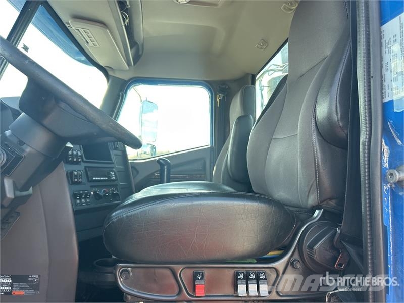 International HX620 6x4 T/A Day Cab Truck Tractor 曳引機組件