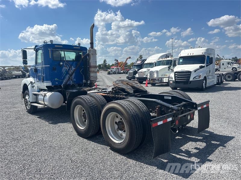 International HX620 6x4 T/A Day Cab Truck Tractor 曳引機組件