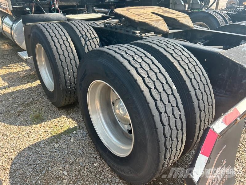 International LoneStar 6x4 T/A Sleeper Truck Tractor Tegljači
