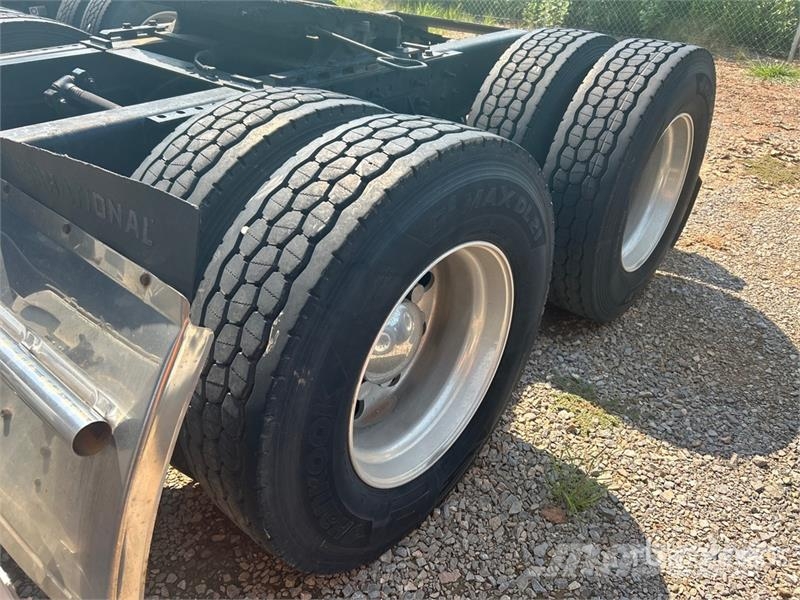 International LoneStar 6x4 T/A Sleeper Truck Tractor Tegljači