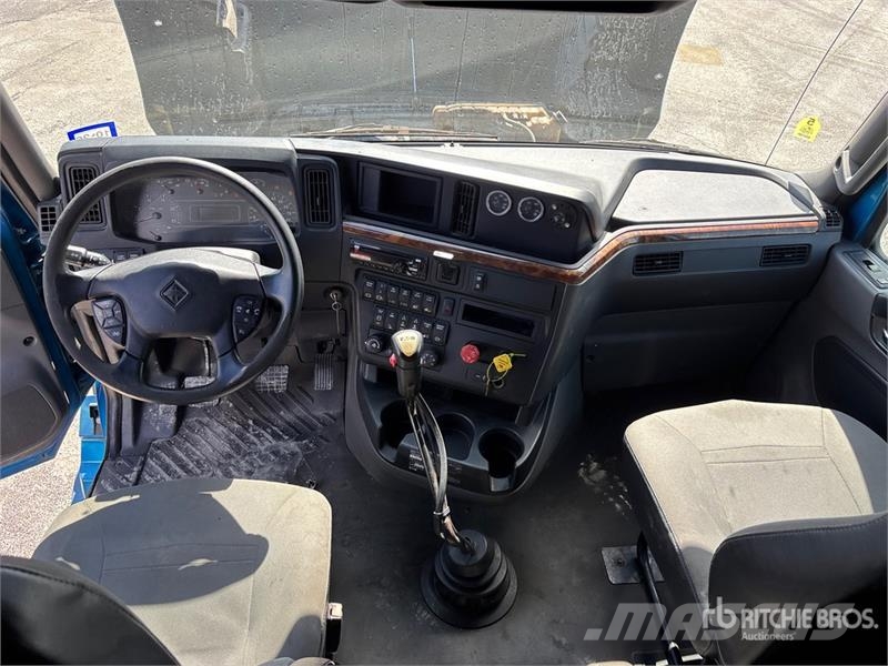 International LT625 Truck Tractor Units