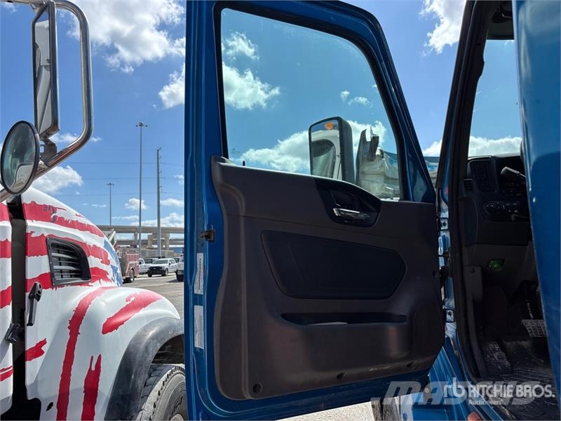 International LT625 Truck Tractor Units