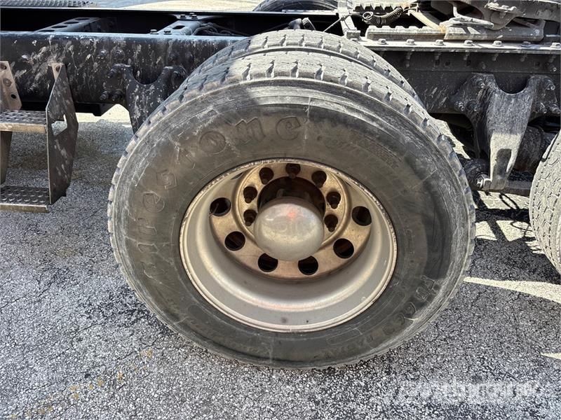 International LT625 Truck Tractor Units