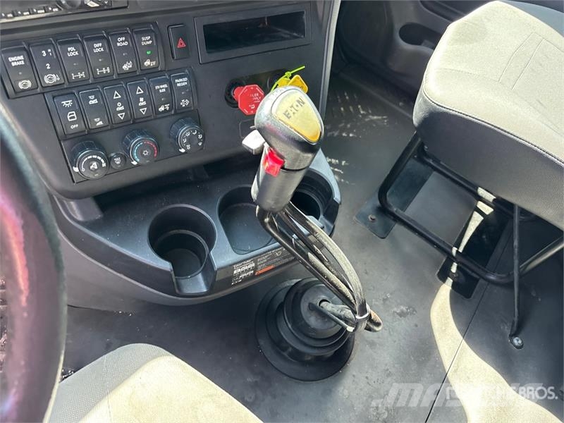 International LT625 Truck Tractor Units