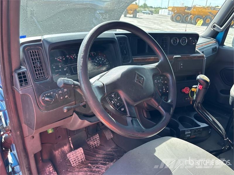 International LT625 Truck Tractor Units