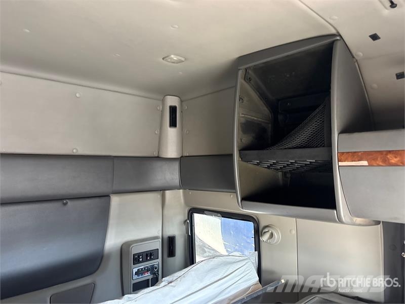 International LT625 Truck Tractor Units