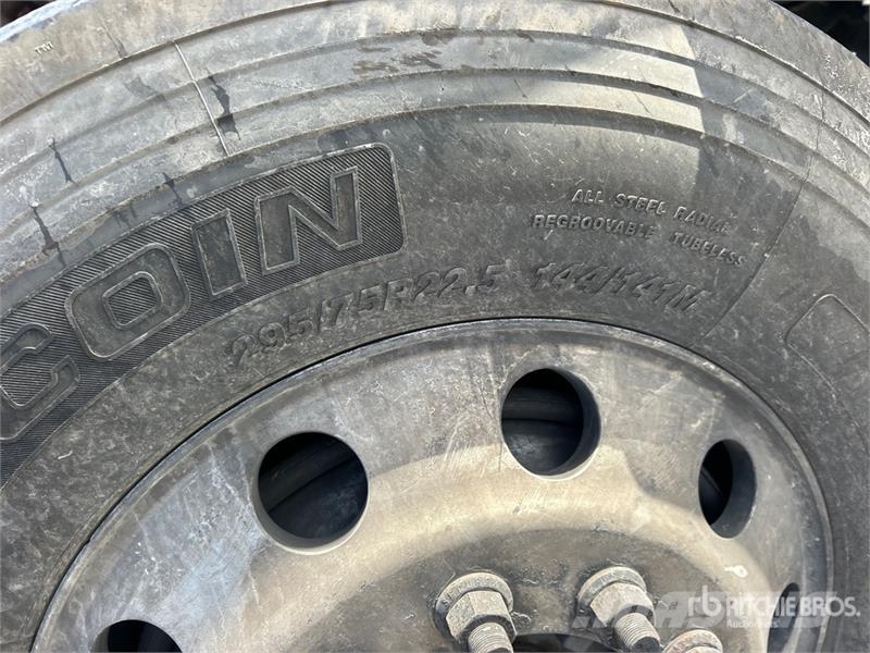 International LT625 Truck Tractor Units