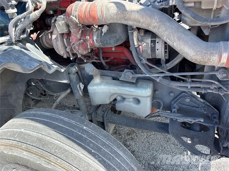 International LT625 Truck Tractor Units