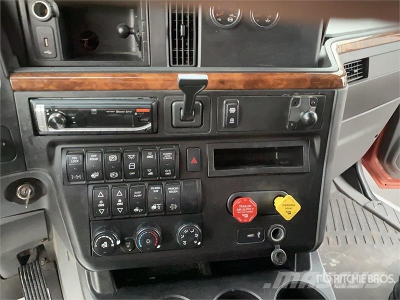 International LT625 Camiones tractor