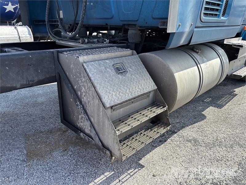 International LT625 Truck Tractor Units