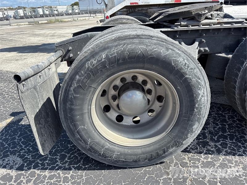 International LT625 Truck Tractor Units