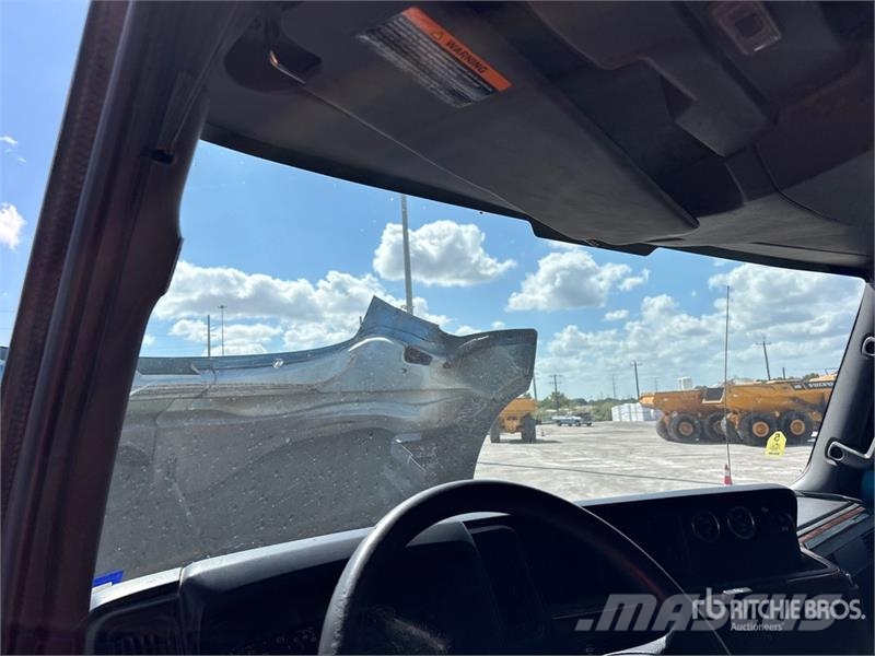 International LT625 Truck Tractor Units