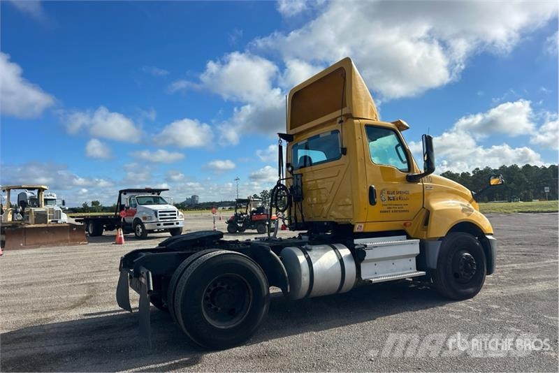 International LT625 4x2 S/A Day Cab Truck Tractor Vilcēji