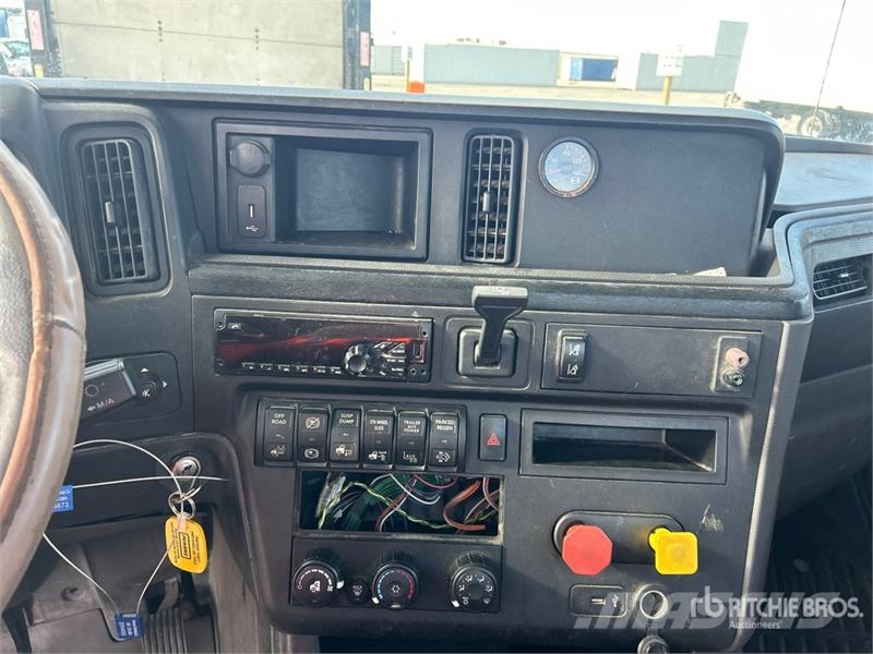 International LT625 4x2 S/A Day Cab Truck Tractor Vilcēji
