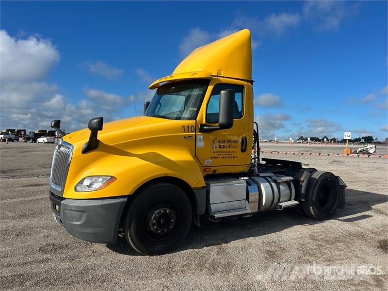 International LT625 4x2 S/A Day Cab Truck Tractor Vilcēji