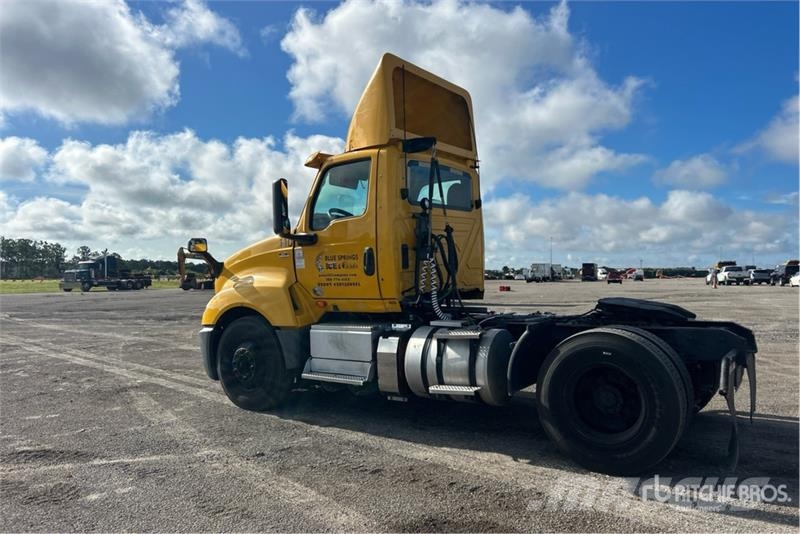 International LT625 4x2 S/A Day Cab Truck Tractor Vilcēji
