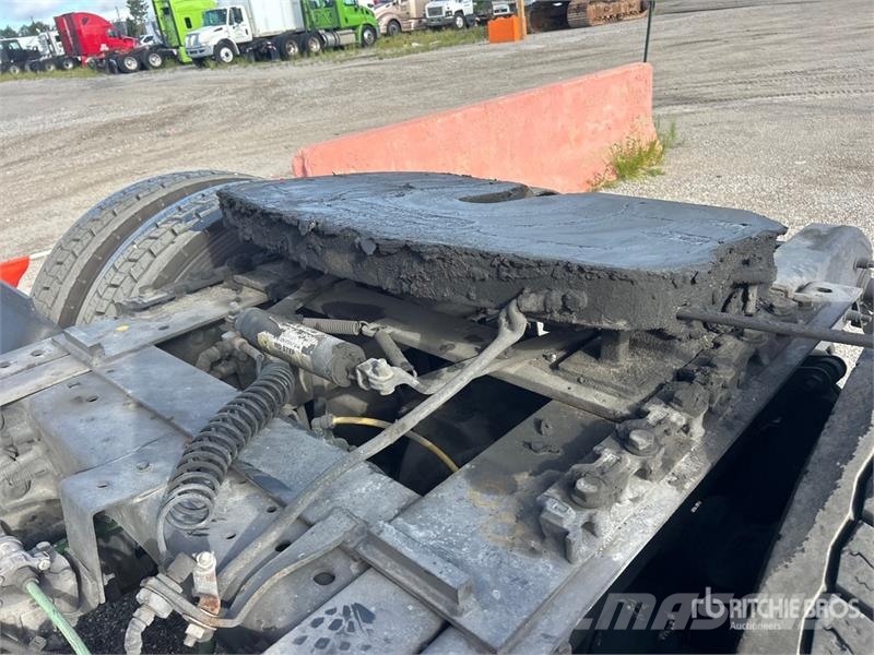International LT625 4x2 S/A Day Cab Truck Tractor Vilcēji