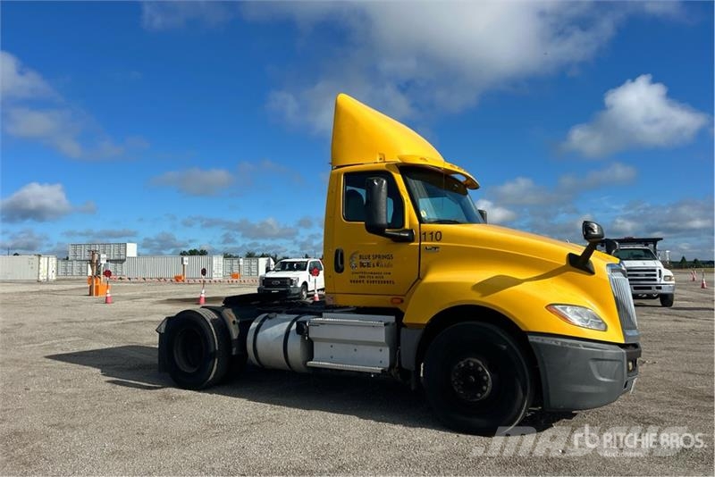 International LT625 4x2 S/A Day Cab Truck Tractor Vilcēji