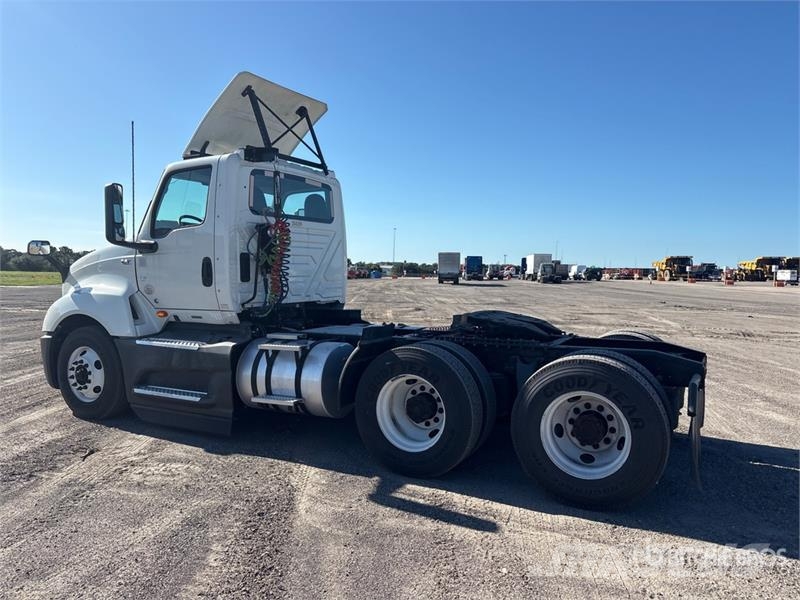 International LT625 6x4 T/A Day Cab Truck Tractor Седельные тягачи