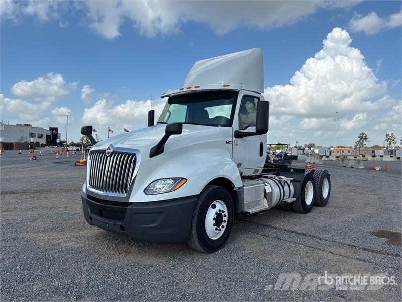 International LT625 6x4 T/A Day Cab Truck Tractor Sattelzugmaschinen