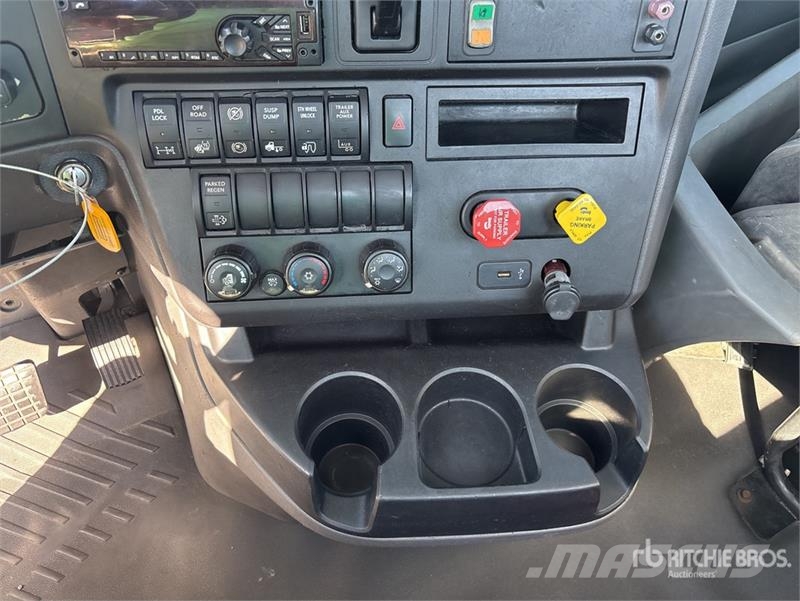 International LT625 6x4 T/A Day Cab Truck Tractor Vlačilci