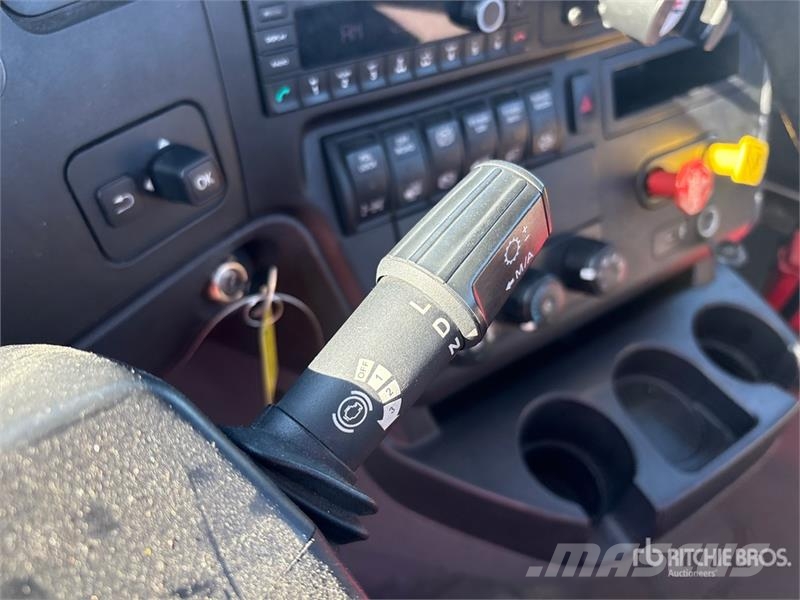 International LT625 6x4 T/A Day Cab Truck Tractor Седельные тягачи
