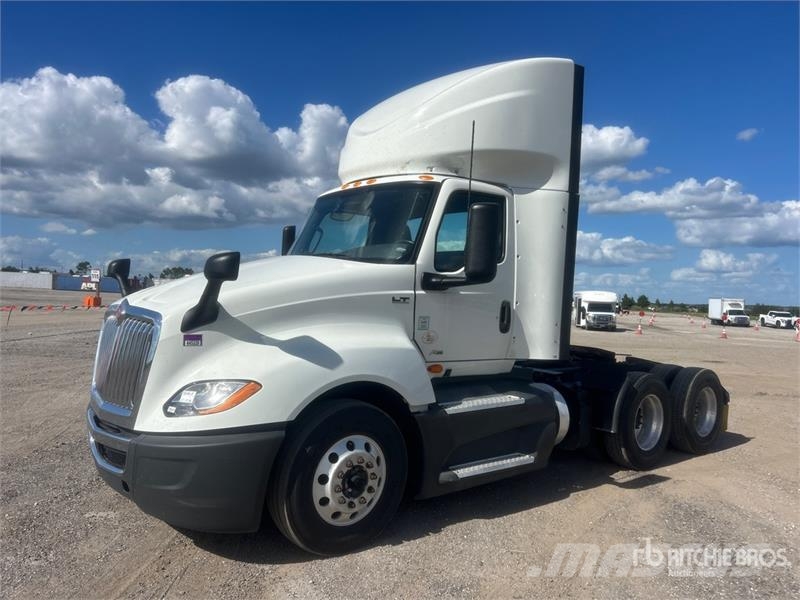International LT625 6x4 T/A Day Cab Truck Tractor Vilcēji