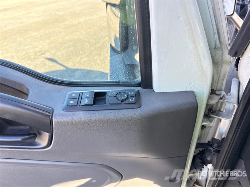 International LT625 6x4 T/A Day Cab Truck Tractor Vilcēji