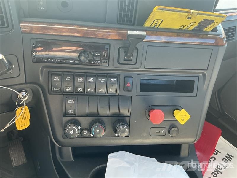 International LT625 6x4 T/A Day Cab Truck Tractor Vlačilci