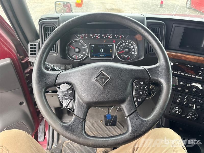 International LT625 6x4 T/A Day Cab Truck Tractor Vlačilci