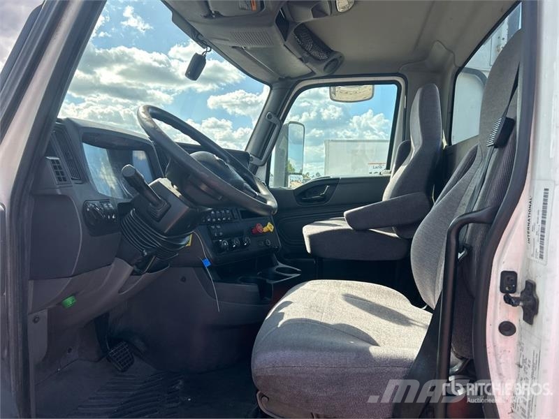 International LT625 6x4 T/A Day Cab Truck Tractor Vilcēji
