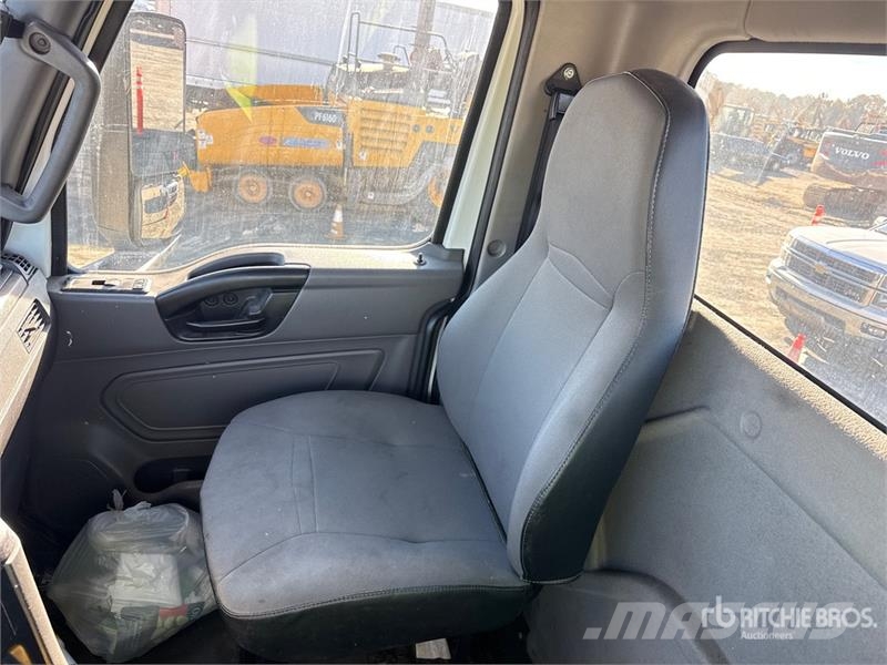 International LT625 6x4 T/A Day Cab Truck Tractor Vilcēji