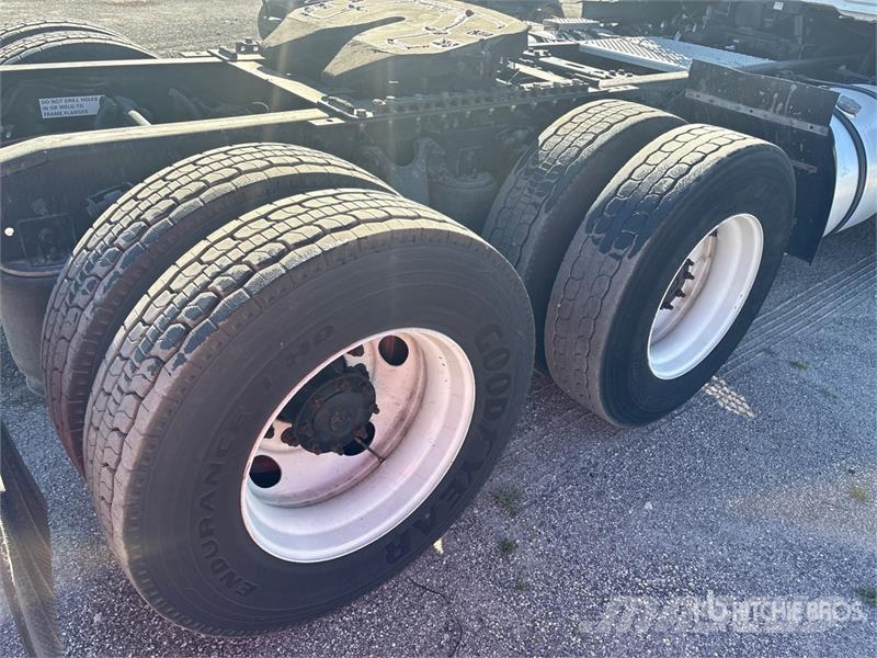 International LT625 6x4 T/A Day Cab Truck Tractor Седельные тягачи