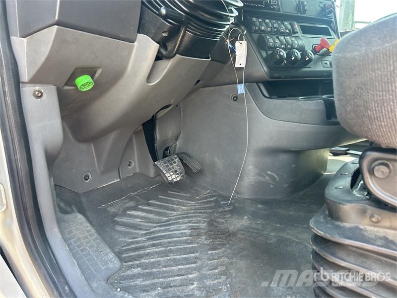 International LT625 6x4 T/A Sleeper Truck Tractor Trekkers