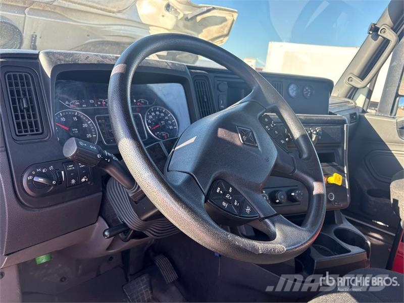 International LT625 6x4 T/A Day Cab Truck Tractor Седельные тягачи