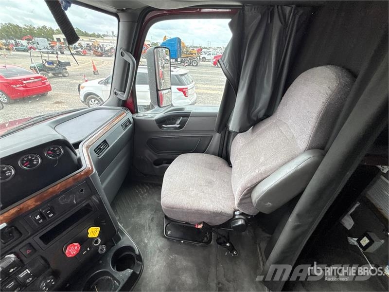 International LT625 6x4 T/A Day Cab Truck Tractor Vlačilci