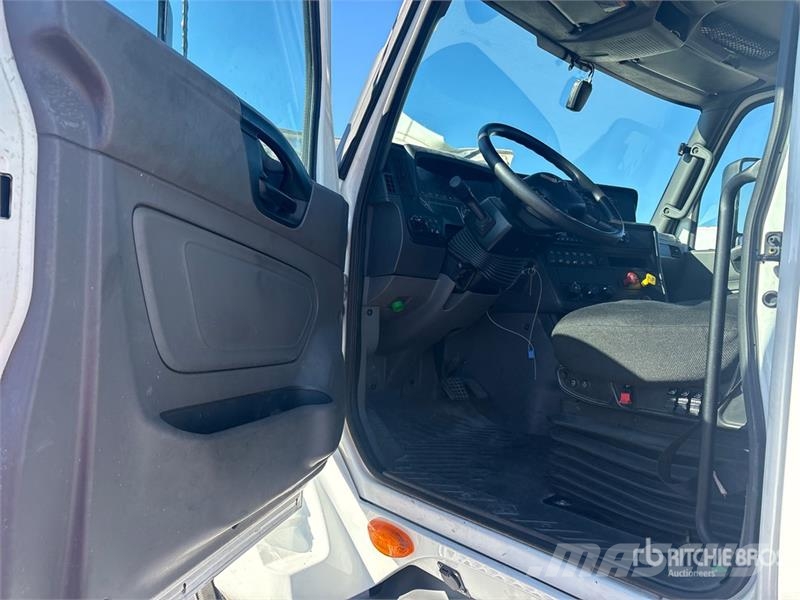 International LT625 6x4 T/A Day Cab Truck Tractor Седельные тягачи