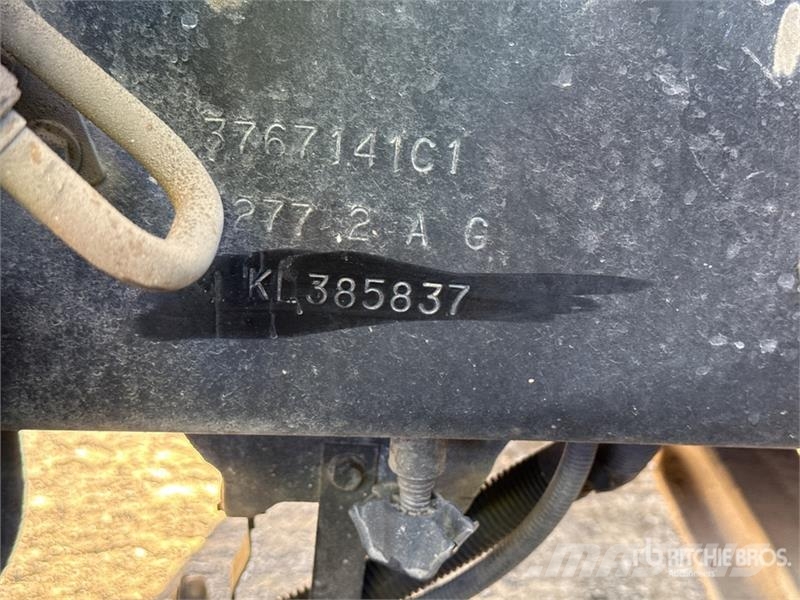 International LT625 6x4 T/A Day Cab Truck Tractor Vilcēji