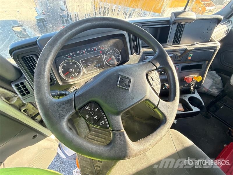 International LT625 6x4 T/A Day Cab Truck Tractor Vilcēji