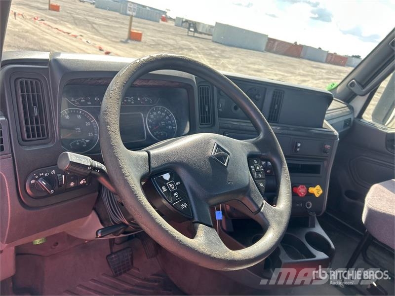 International LT625 6x4 T/A Day Cab Truck Tractor Vilcēji