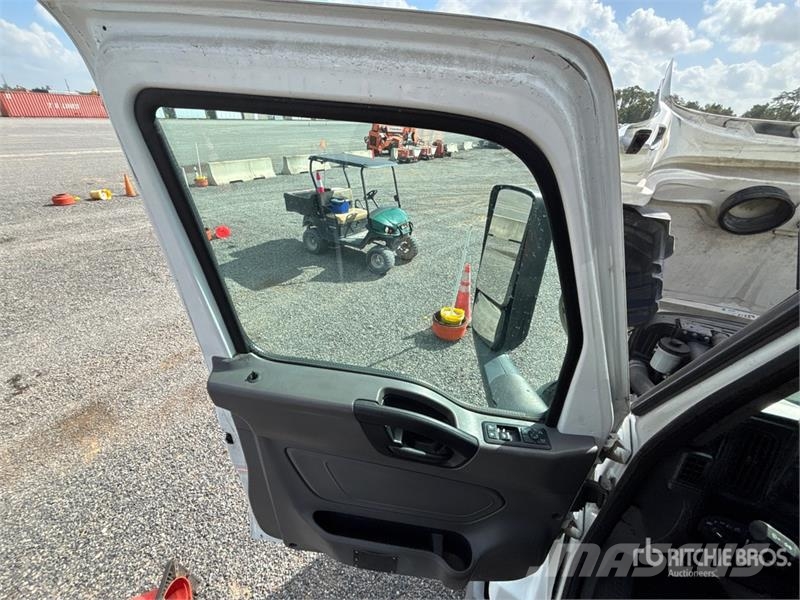 International LT625 6x4 T/A Day Cab Truck Tractor Sattelzugmaschinen