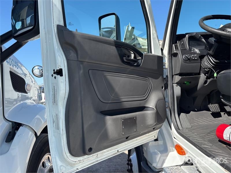International LT625 6x4 T/A Day Cab Truck Tractor Vlačilci
