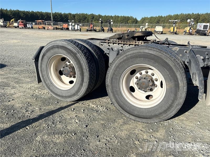 International LT625 6x4 T/A Day Cab Truck Tractor Vilcēji
